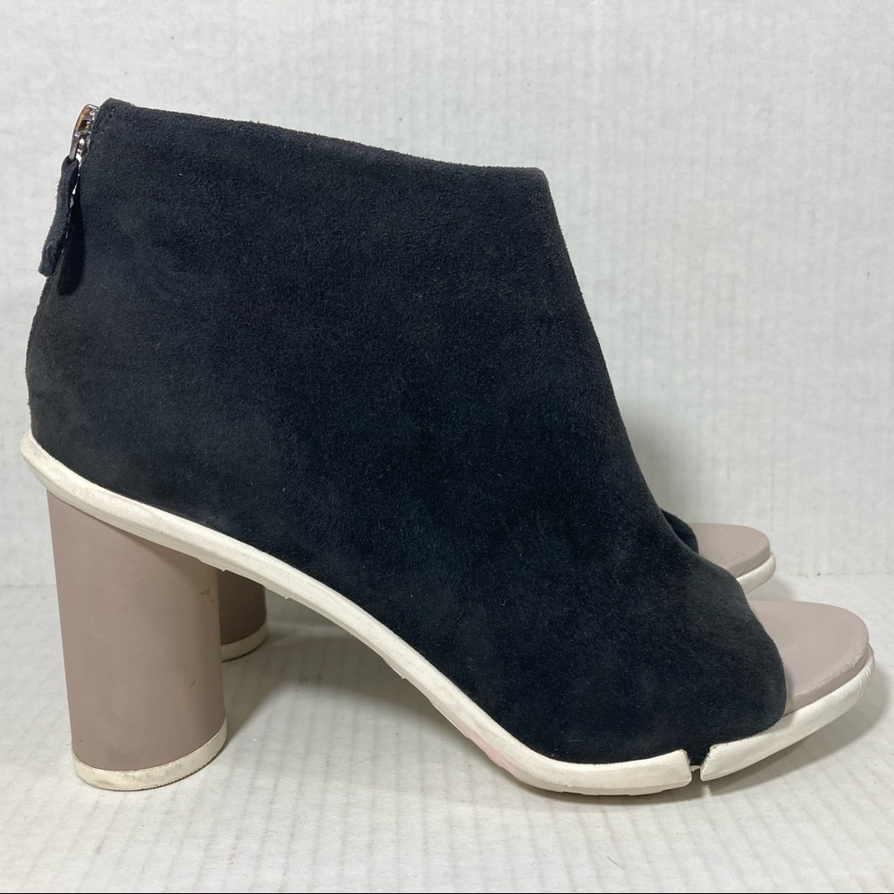 Clarks Suede Leather Classic Comfort Casual Chic Fashion Zip Pump Heels Sz 8.5